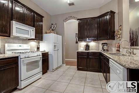 4th image of 2404 Geneva Ln