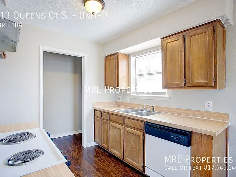 313 Queens Ct S #D — Photo 7