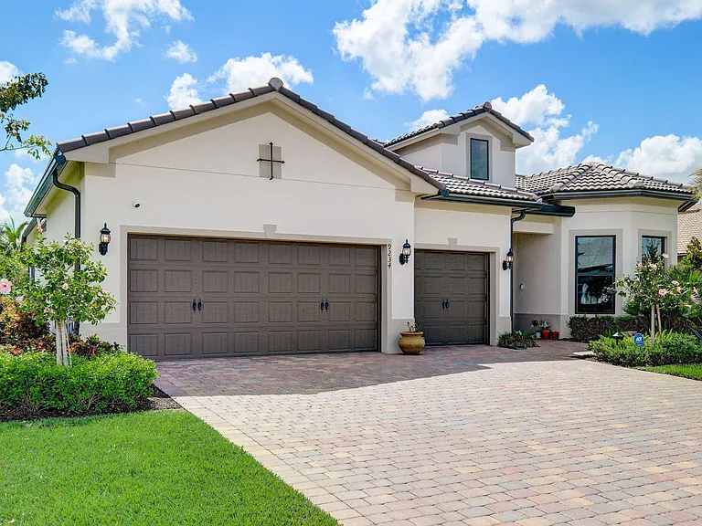 9234 Balsamo Dr — Photo 2