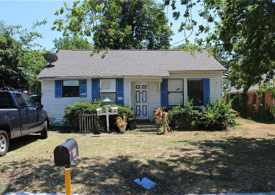 1st image of 301 W Brown St