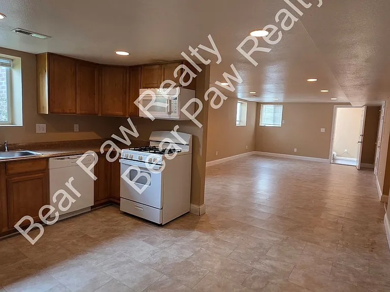 130 Williams St — Photo 4