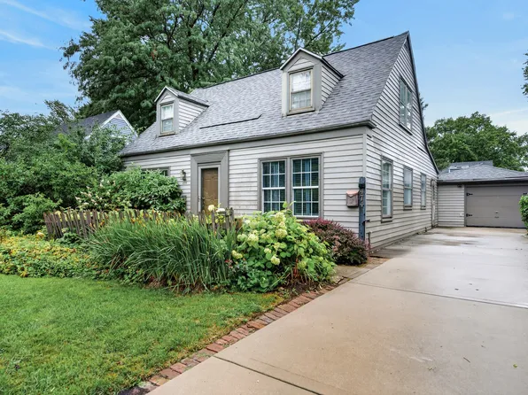 474 Sunset Dr, Elgin, IL 60123
