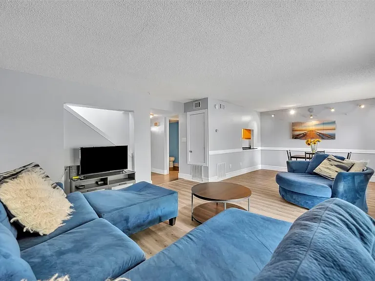 5377 Vineland Rd — Photo 10