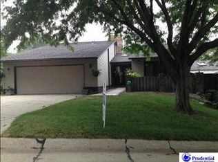912 S 111th Plz, Omaha, NE 68154
