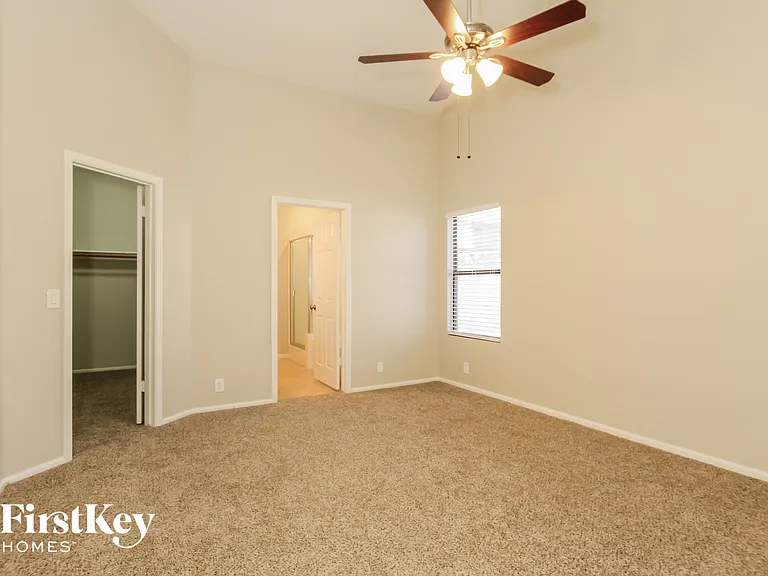 8764 W Laurel Ln — Photo 7