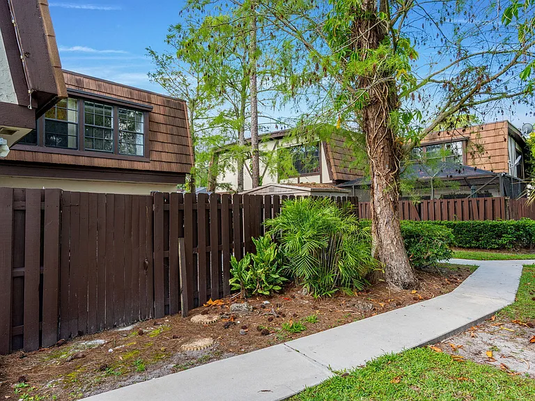 111 Weybridge Cir — Photo 6