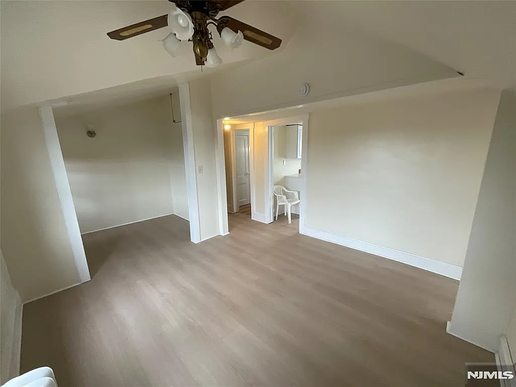 Building Photo - 161 Delafield Ave #3