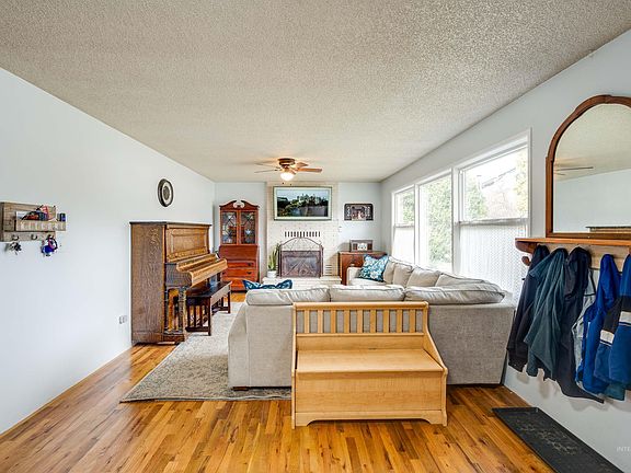 2nd image of 1635 Hillcrest Dr