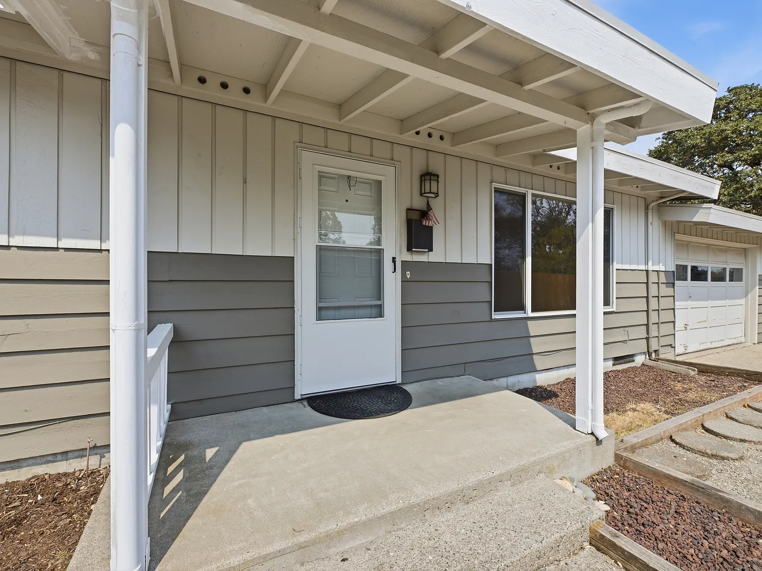 2 bed, 828 sqft, $1,695 — Photo 2