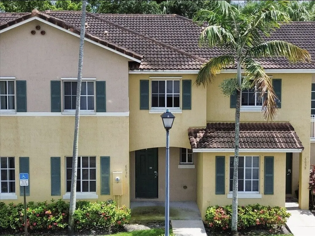 SW 19th Pl, North Lauderdale — Photo 2