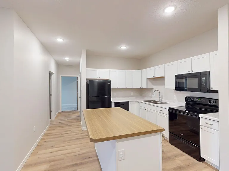 South Pointe Apartments — Photo 39