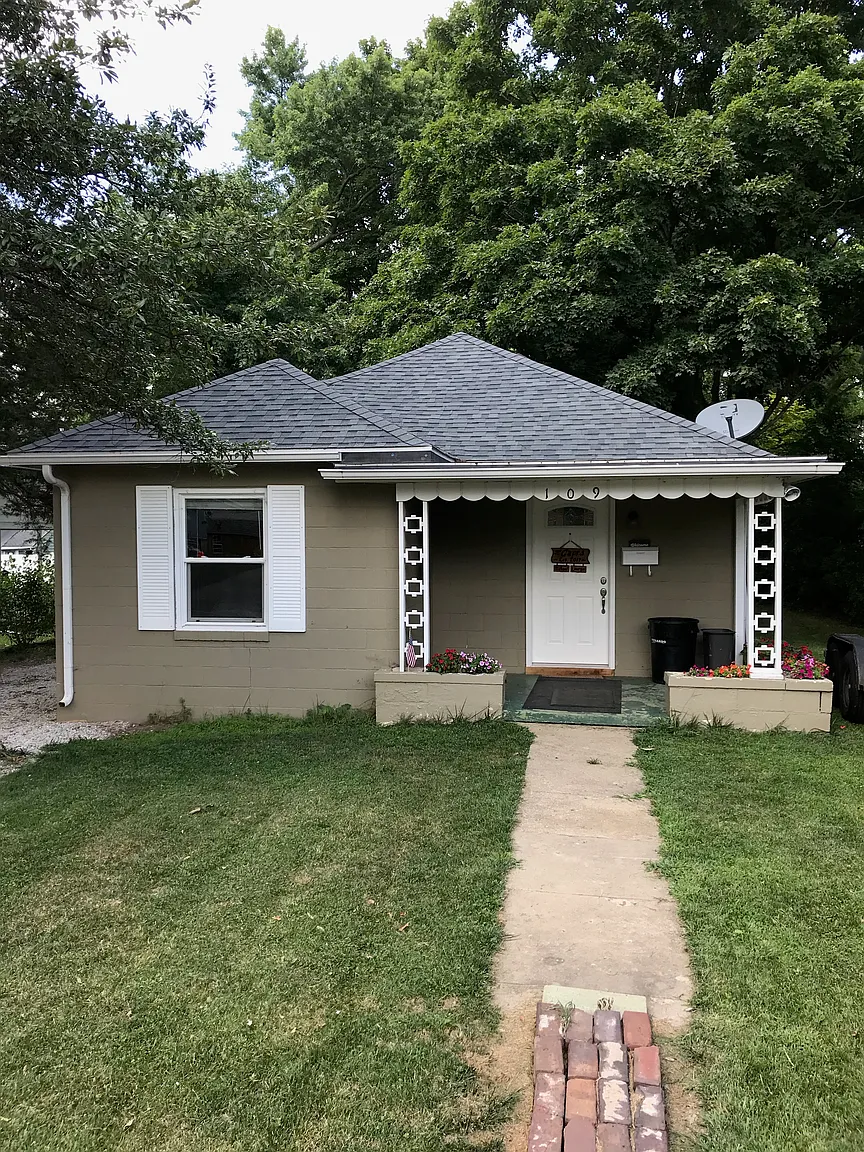 109 W Crow St photo 1