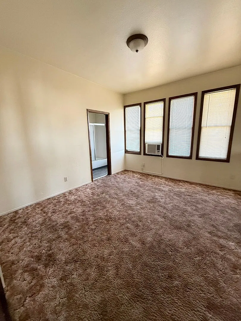 1561 N Van Ness Ave — Photo 3
