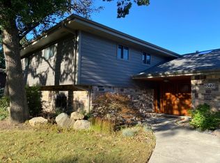 8549 Main St, Downers Grove, IL 60516