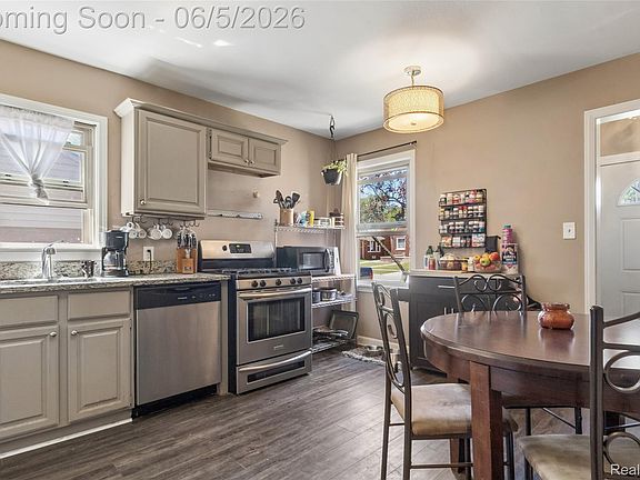 4th image of 679 Moran Ave