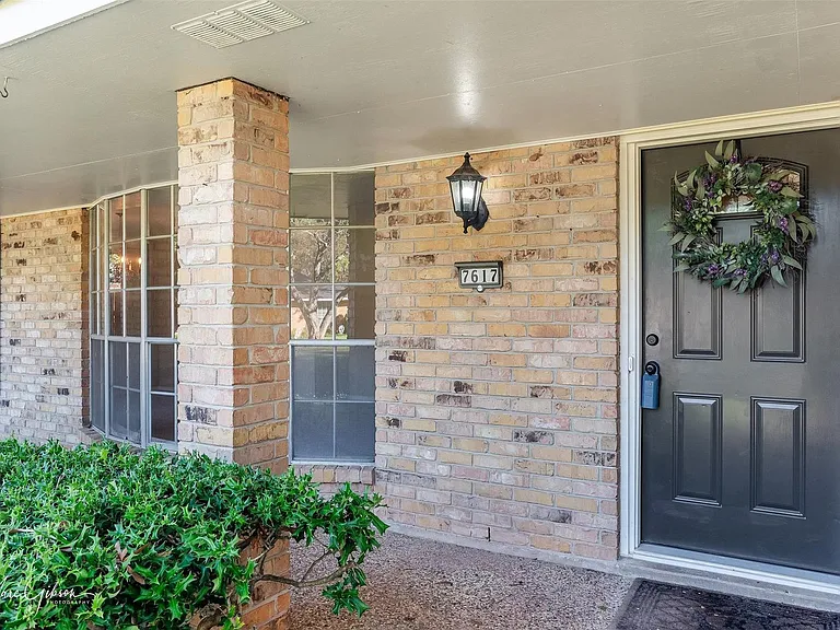 7617 Tampa Way — Photo 2
