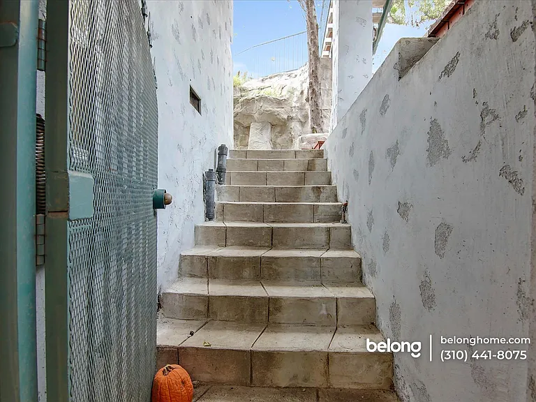 8527 Wonderland Ave — Photo 10