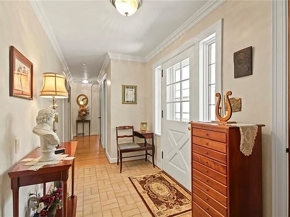 4th image of 350 Marlyn Pl