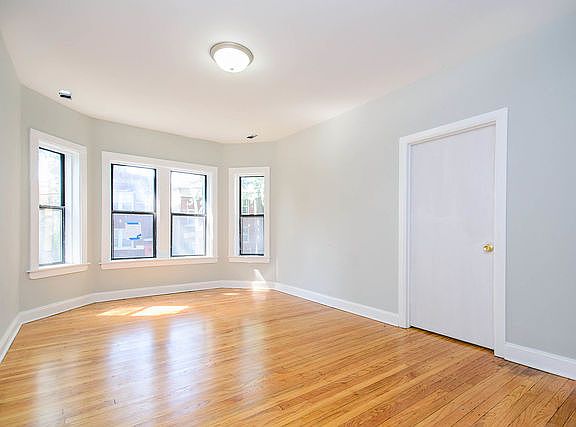 3rd image of 3006 W Ainslie St APT 2W