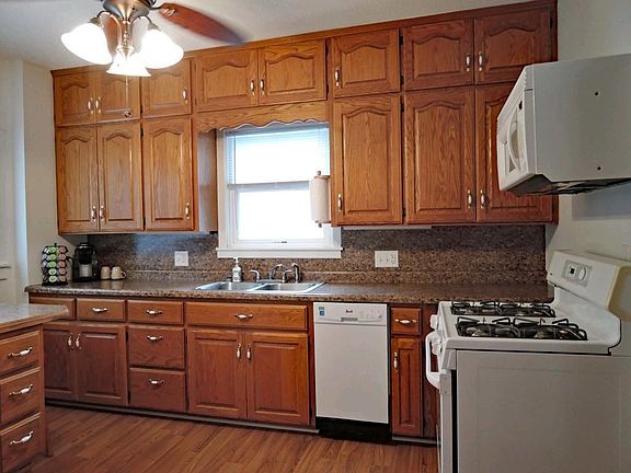3rd image of 451 Dartt Ave