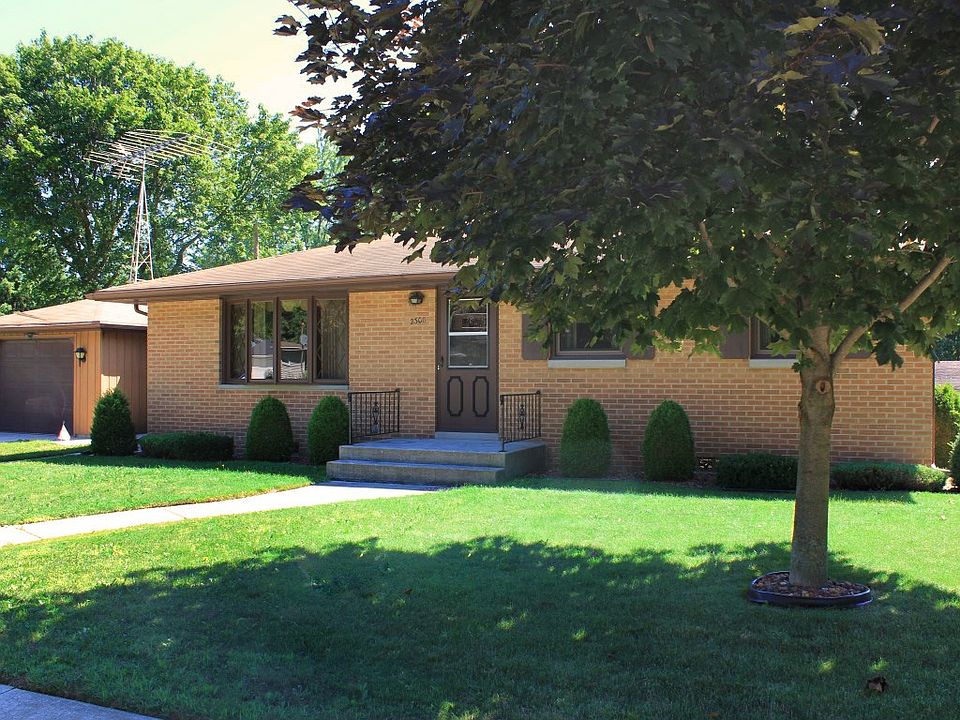 1st image of 2300 Park Ln