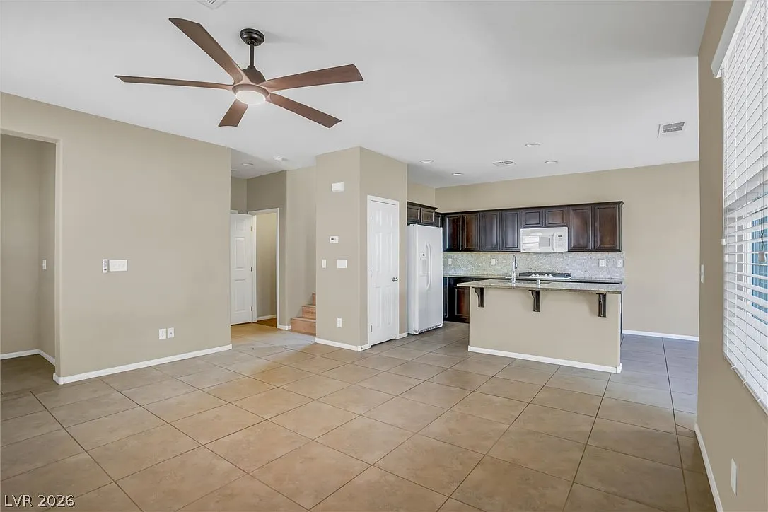 3 bed, 2.5 bath, 1597 sqft, $2,050 — Photo 4