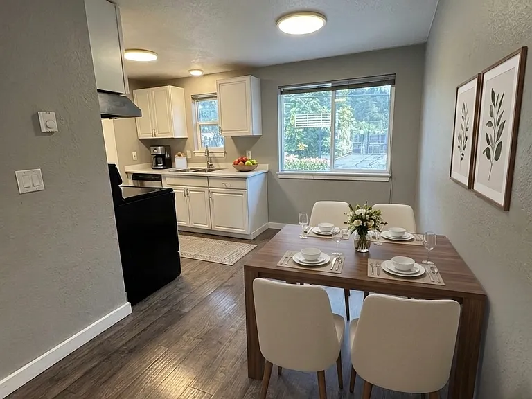 502 S Cloverdale St #202 — Photo 2