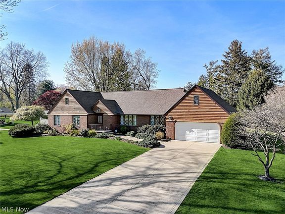 3rd image of 6053 Meadow Wood Dr