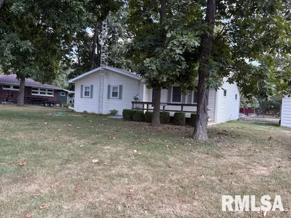 30284 Woodland Ln, Girard, IL 62640