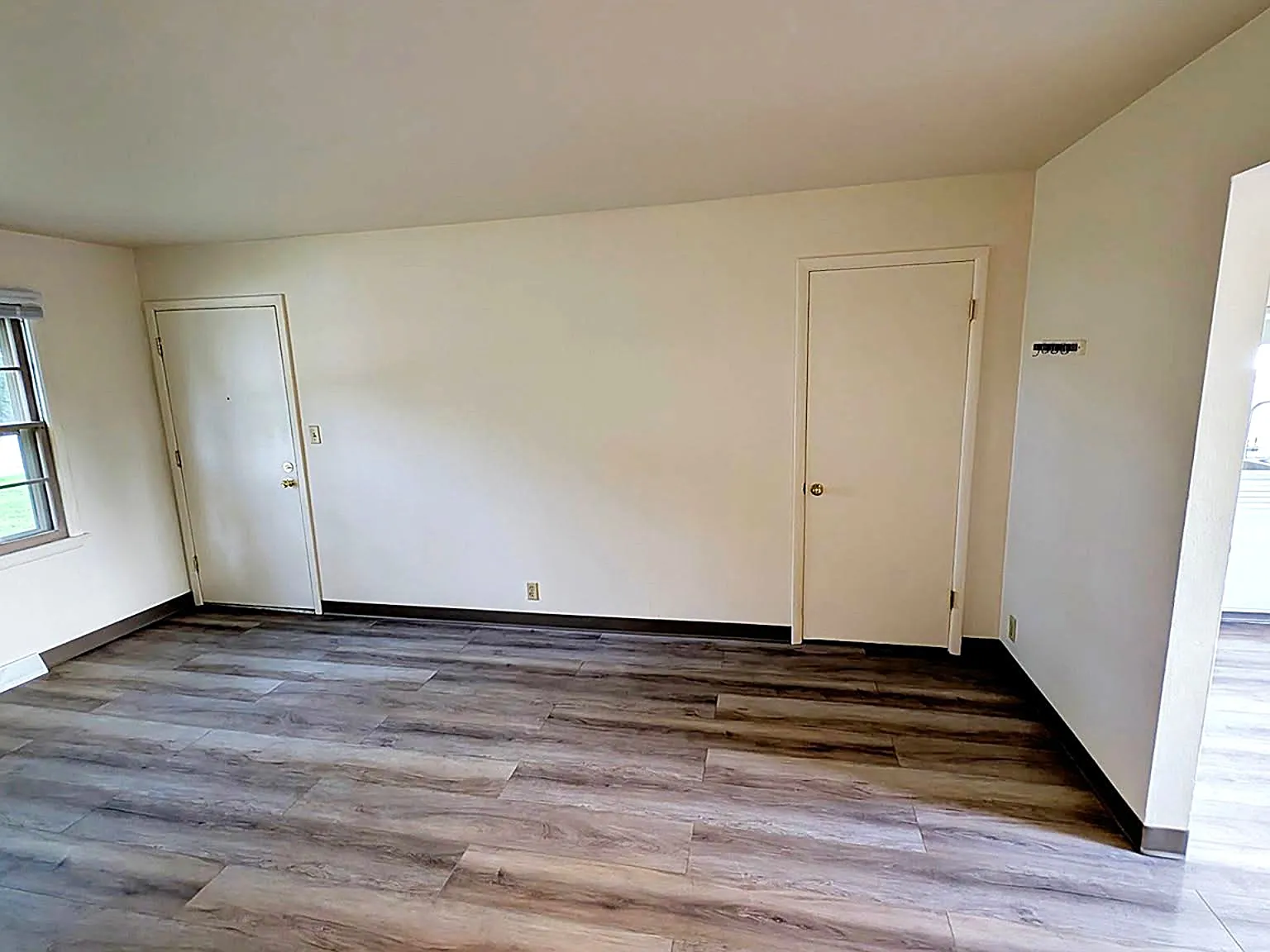 2 bed, 1100 sqft, $1,300 — Photo 2