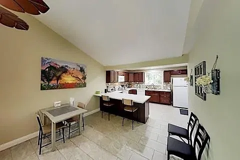 3 bed, 956 sqft, $1,800 — Photo 3
