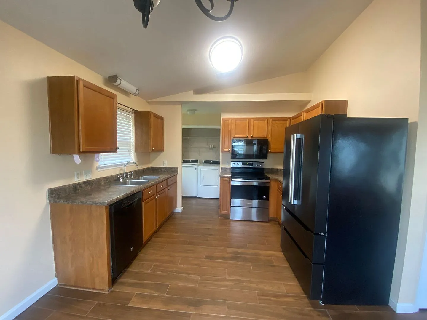 Efficient 3bed/2ba Home, Conveniently Located To Tyndall Afb! *1/2 Off Security Deposit For A-D M... — Photo 2
