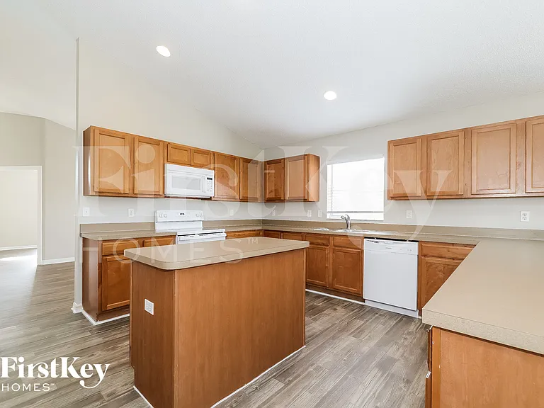 984 Alsace Dr — Photo 5