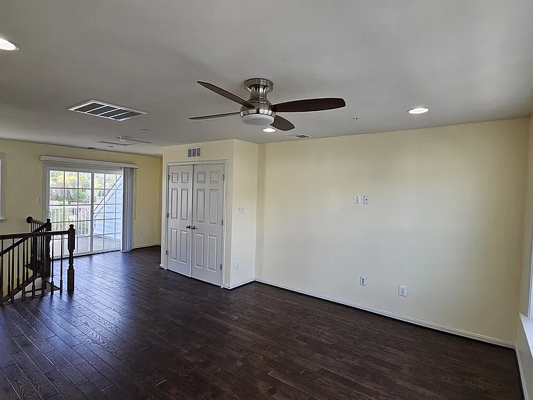 Extra loft space for entertainment or 4th bedroom