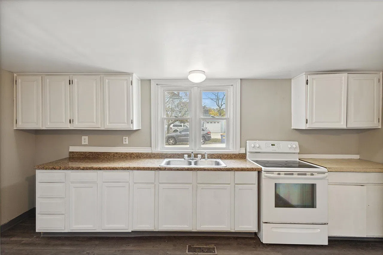 3 bed, 1082 sqft, $2,100 — Photo 4