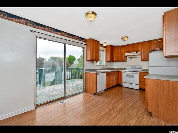 5th image of 567 W Gardenia Dr