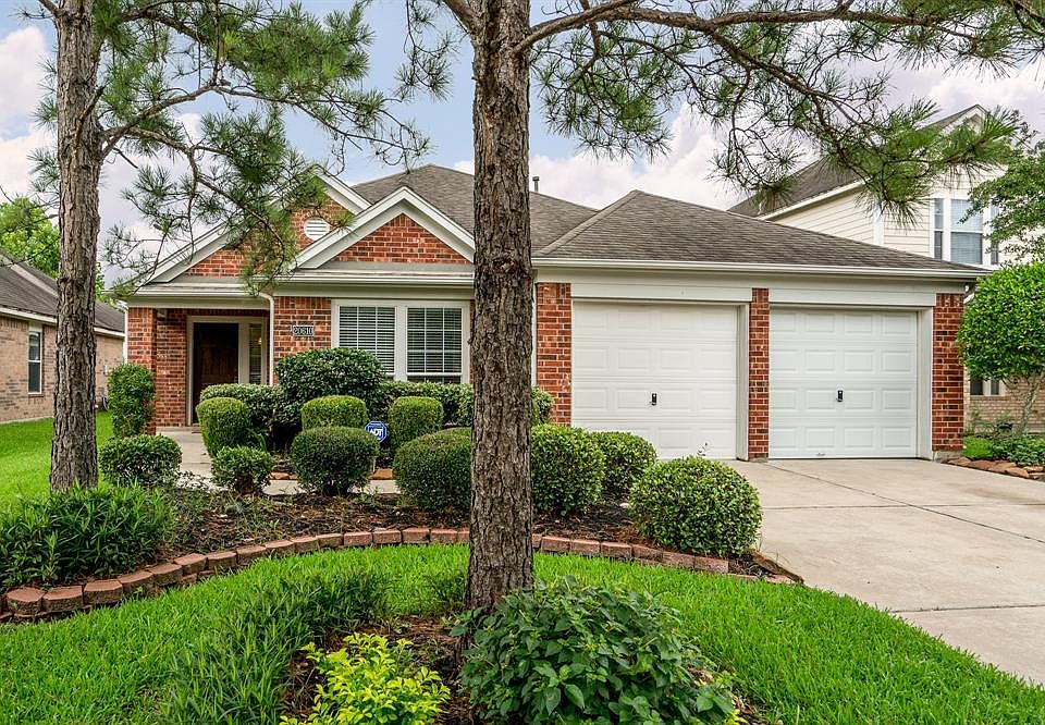 Welcome home to this charming 1-story Perry home located in the master planned community of Fairfield!