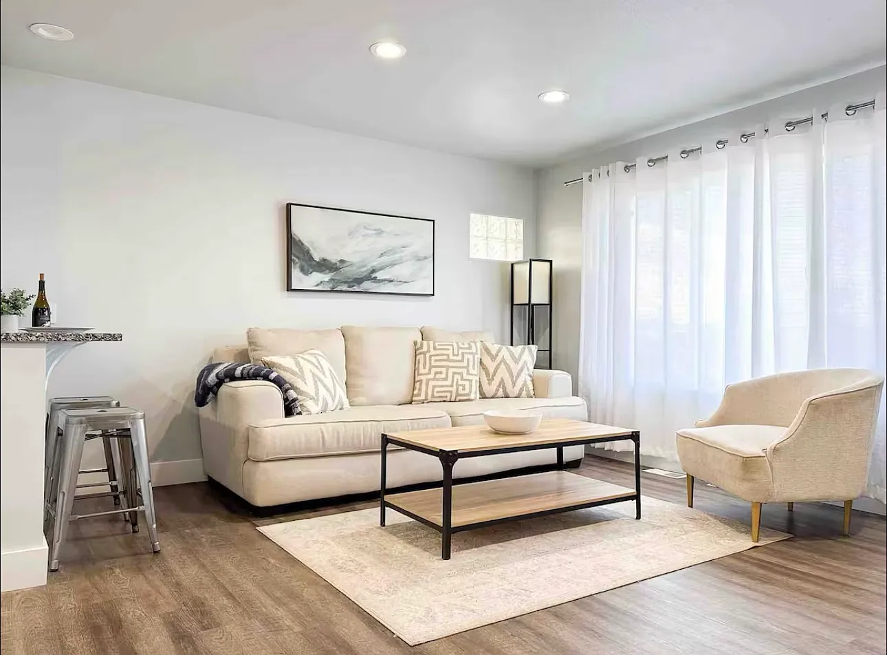 5 bed, 2300 sqft, $5,200 — Photo 2