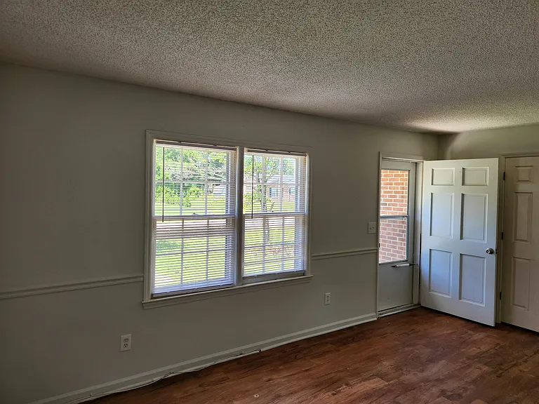 4634 Manchester Dr — Photo 4