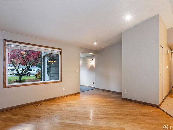 3rd image of 985 Hillandale Dr E