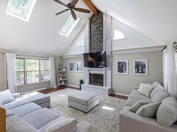 4th image of 4427 Neptune Dr