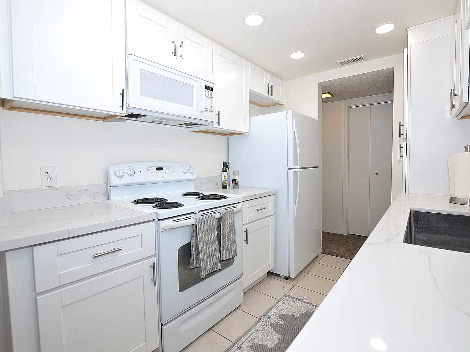 2 bed, 1087 sqft, $3,900 — Photo 2