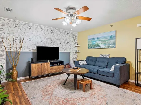 2405 NE 68th St, Gladstone, MO 64118