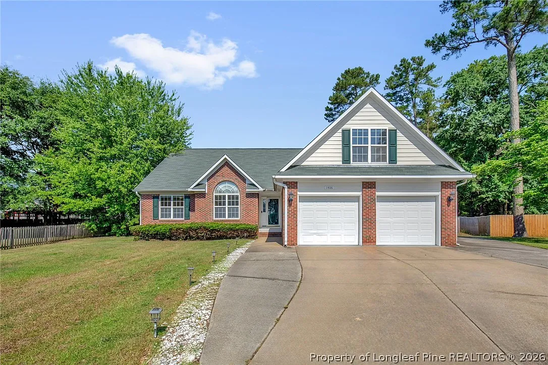 4 bed, 2.0 bath, 2209 sqft, $1,900 — Photo 1