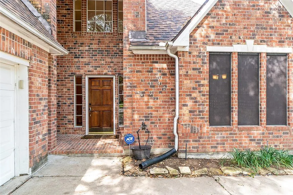 4 bed, 2.5 bath, 2180 sqft, $2,100 — Photo 2