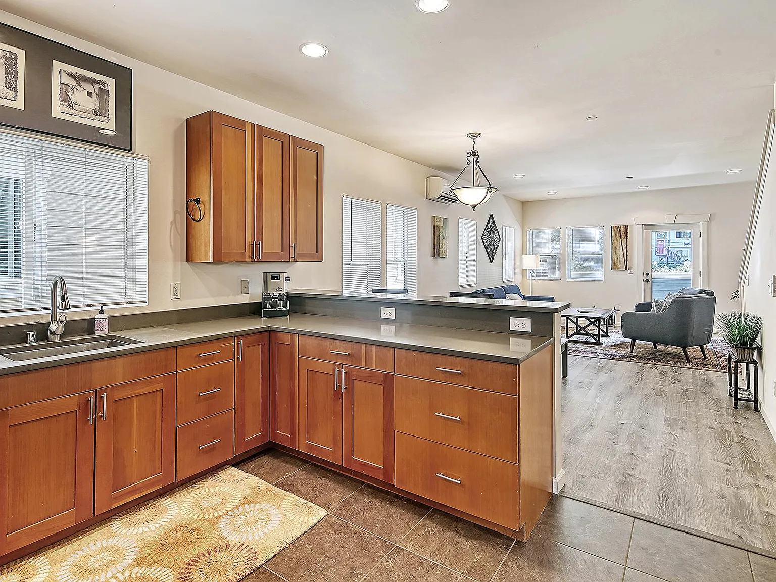 3 bed, 1600 sqft, $3,000 — Photo 3