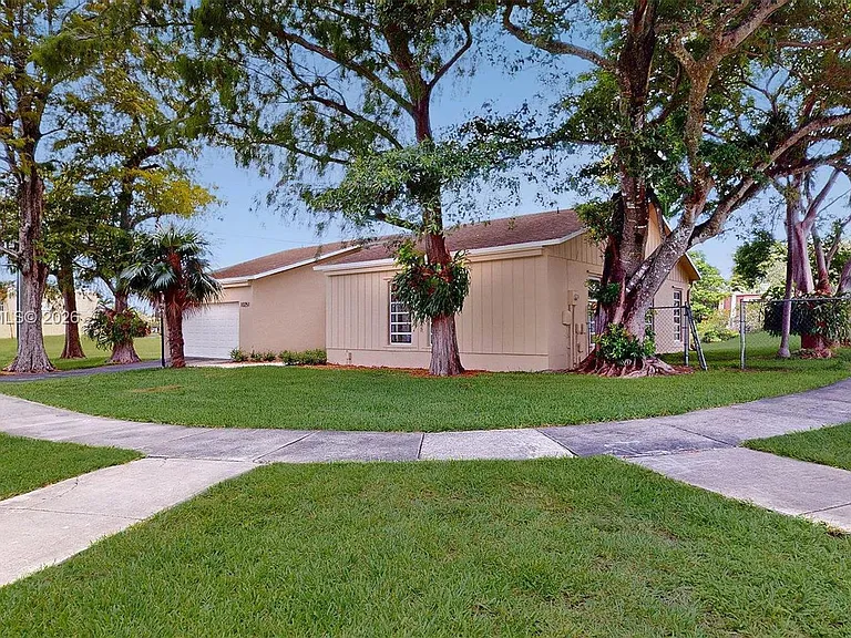 10251 SW 80th St — Photo 3