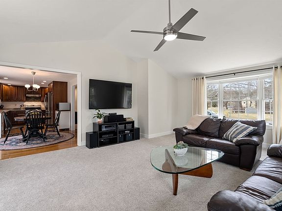 4th image of 10 Wright Rd