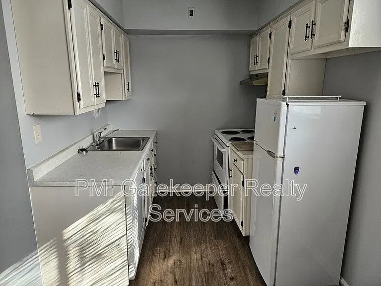 1735 Mills Ave — Photo 3