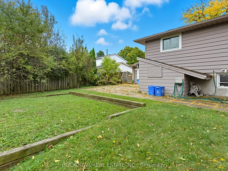 111 Britten Close #BASEMENT — Photo 20